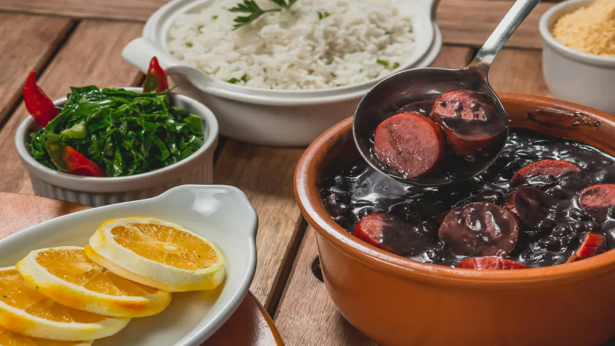 Como Oferecer uma Refeição Tradicional para Convidados sem Trabalho