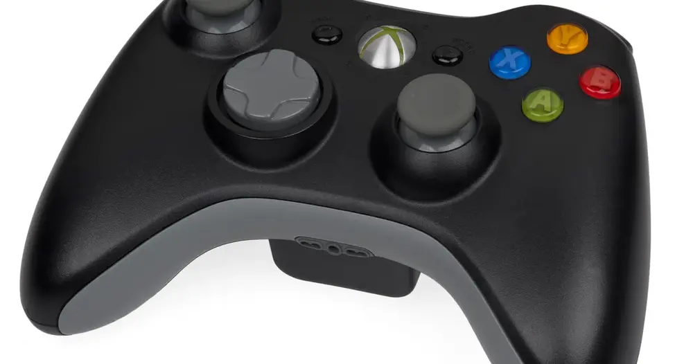 Controle de videogame preto sem fio em fundo branco