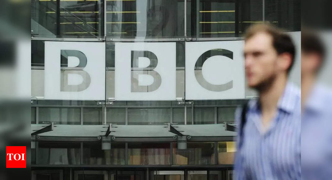 BBC: BBC interrompe reportagens na Rússia após nova lei, Bloomberg e CBC do Canadá seguirem o exemplo