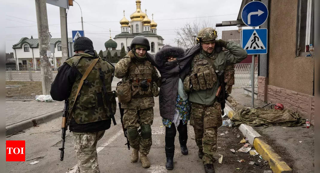 Rússia atinge Ucrânia por ar, terra e mar enquanto civis tentam fugir