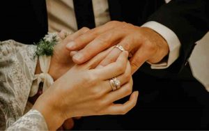 Como escolher o modelo de uma aliança de casamento