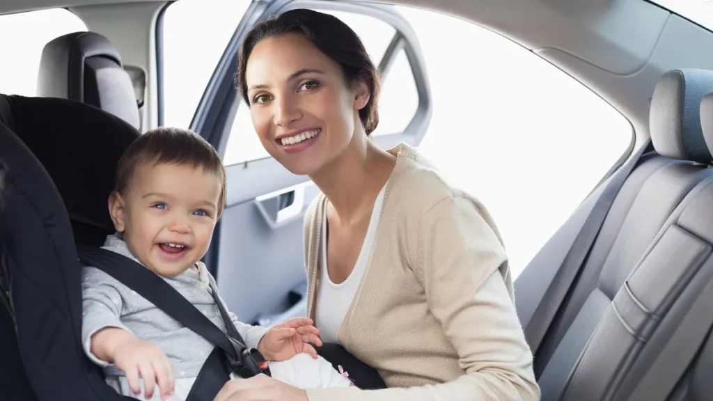 Com quantos meses o bebê pode viajar de carro: dicas e cuidados