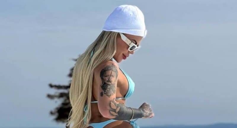 Modelo investe em ensaio ‘quente’ na neve, mas termina no hospital com ‘bumbum congelado’ Modelo investe em ensaio 'quente' na neve, mas termina no hospital com 'bumbum congelado'