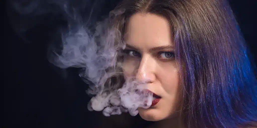 Sonhar com pessoa fumando droga