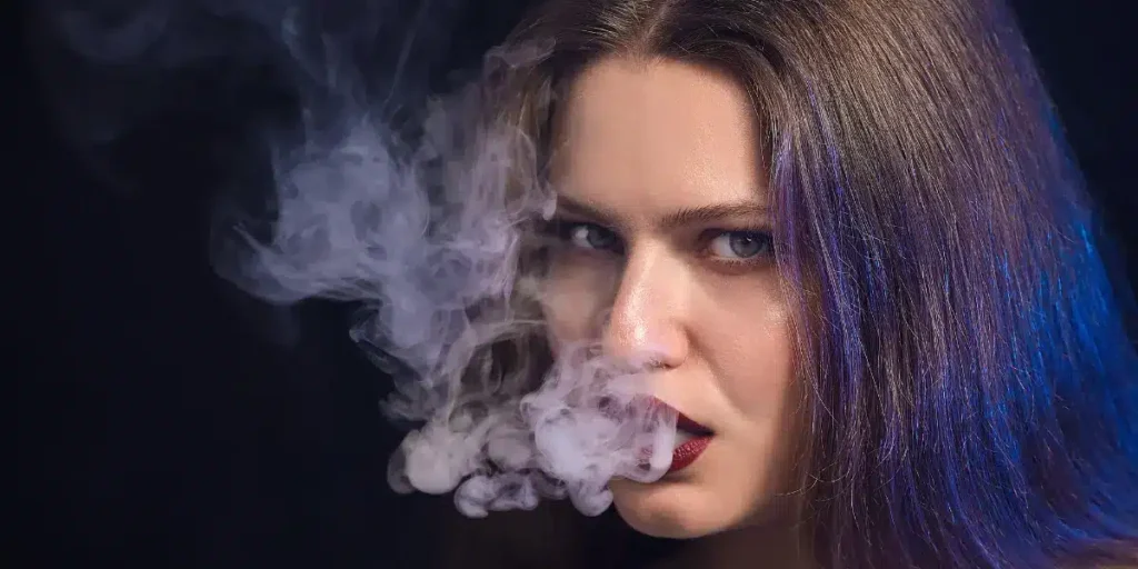 Sonhar com pessoa fumando droga