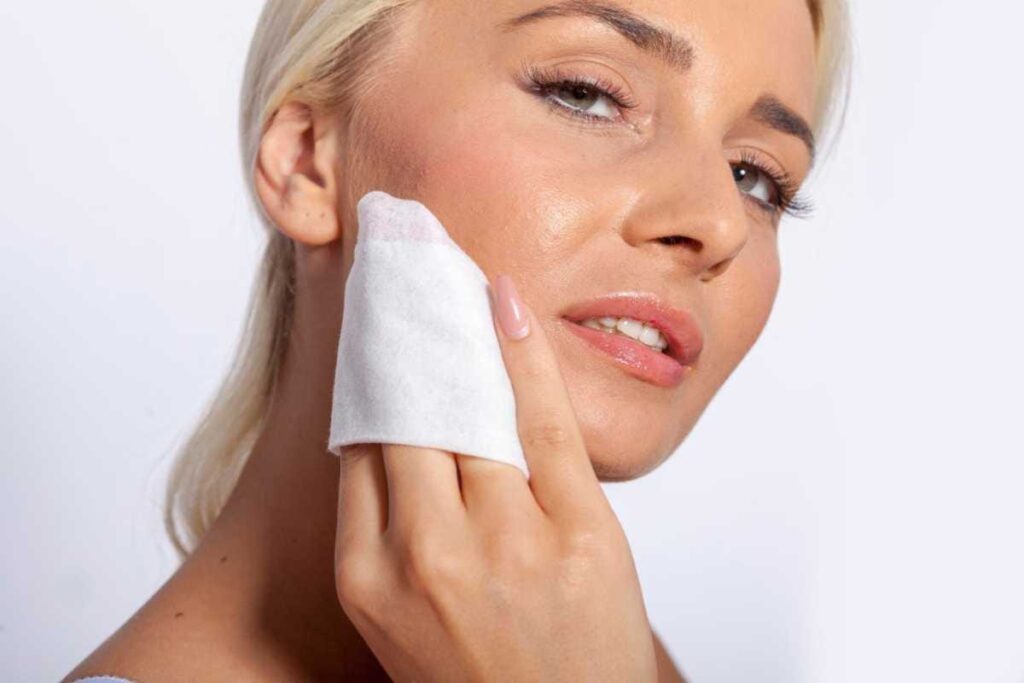 Pode limpar o rosto com lenço umedecido? Descubra como fazer certo