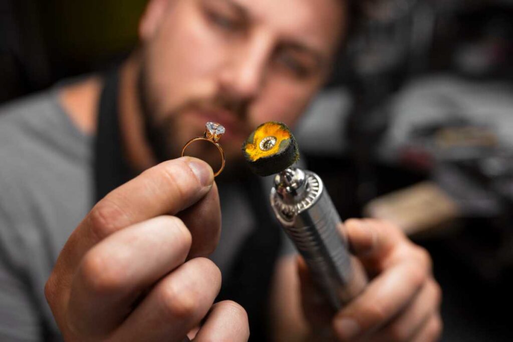 Como realizar o polimento do anel de noivado sem desgastar o metal precioso