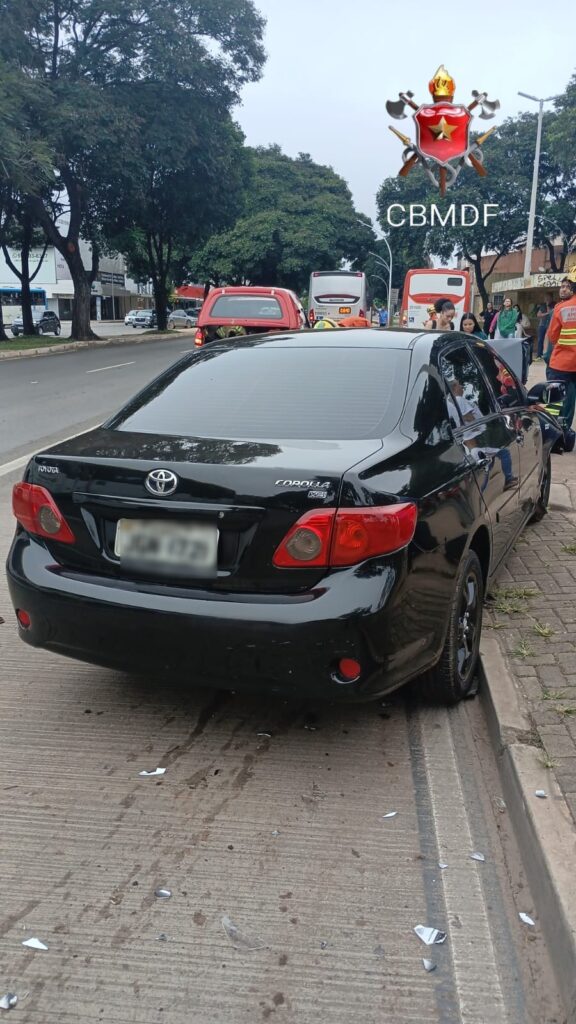 Acidente entre carro e micro-ônibus fere dois na Asa Sul