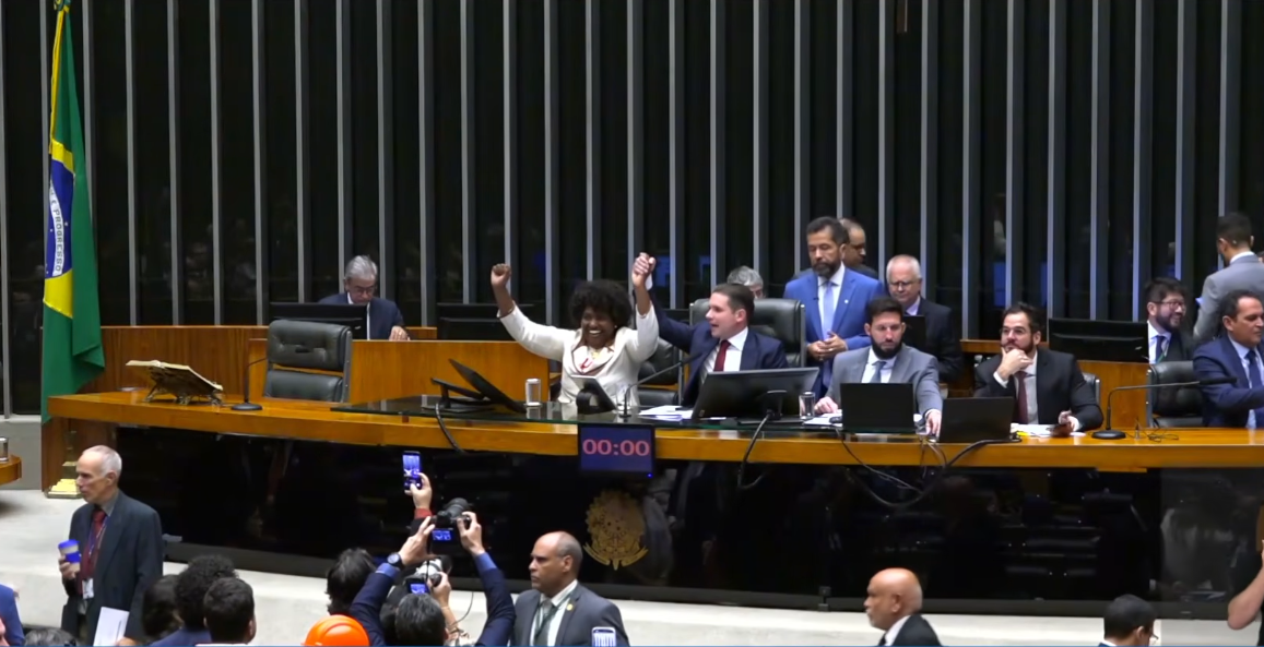 Câmara aprova fim da escala 6×1; PEC segue para o Senado