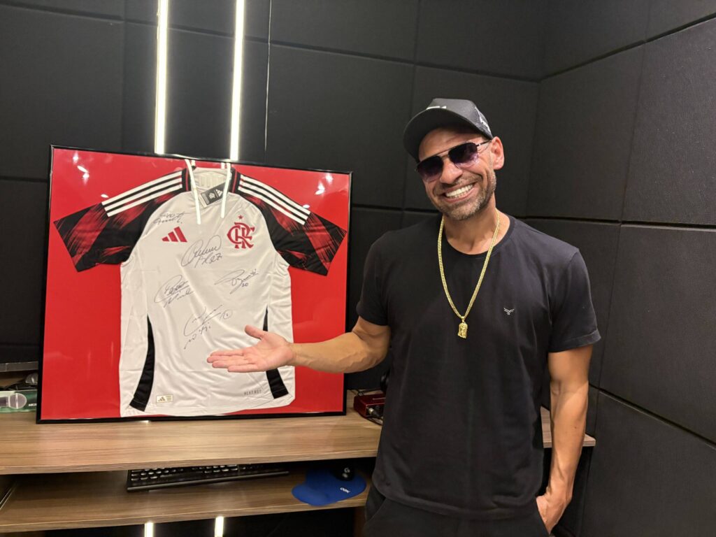 Camisa do Flamengo autografada em rifa para ajudar Dona Rosi