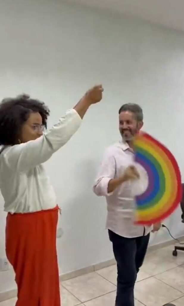 Grass aprende a bater leque em campanha