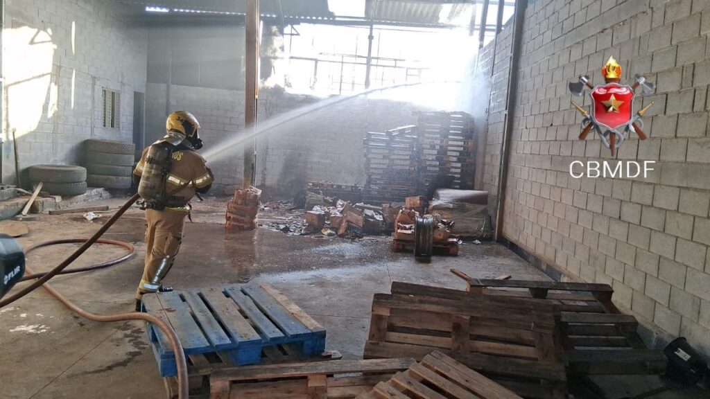 Incêndio atinge galpão em Ceilândia e mobiliza bombeiros