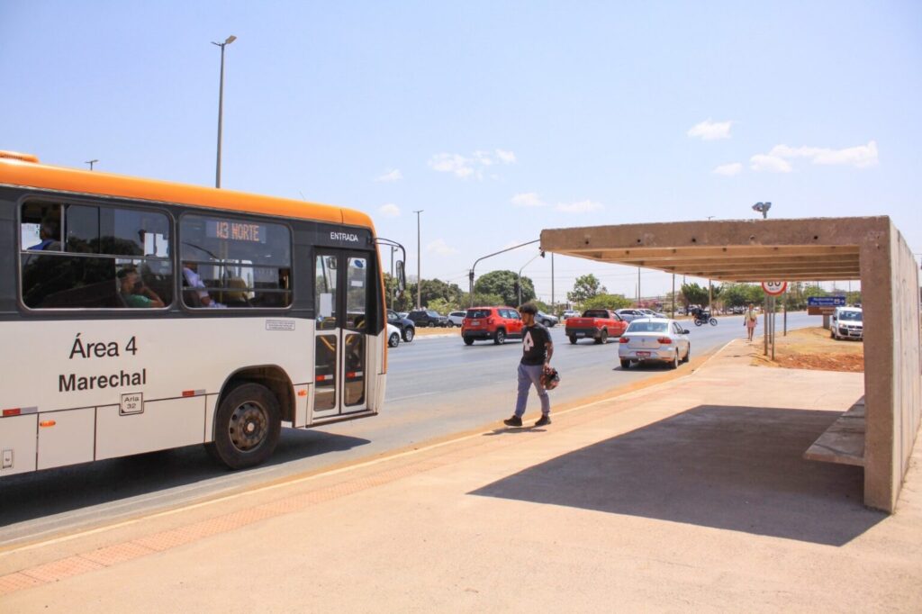 Roubos em ônibus do DF caem 52% com fim do dinheiro