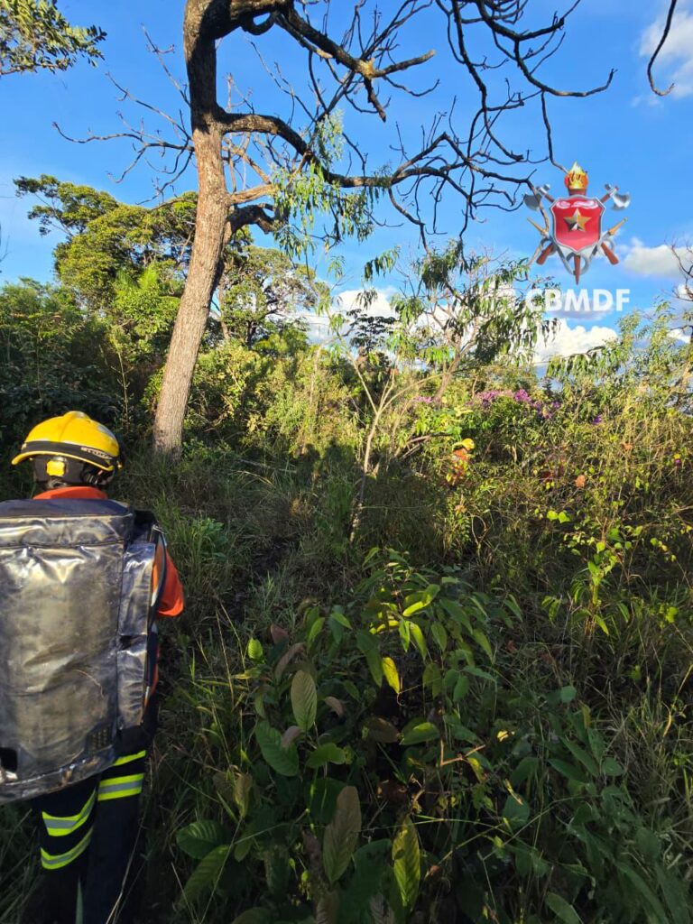 Bombeiros resgatam homem com dores em área rural de Brazlândia