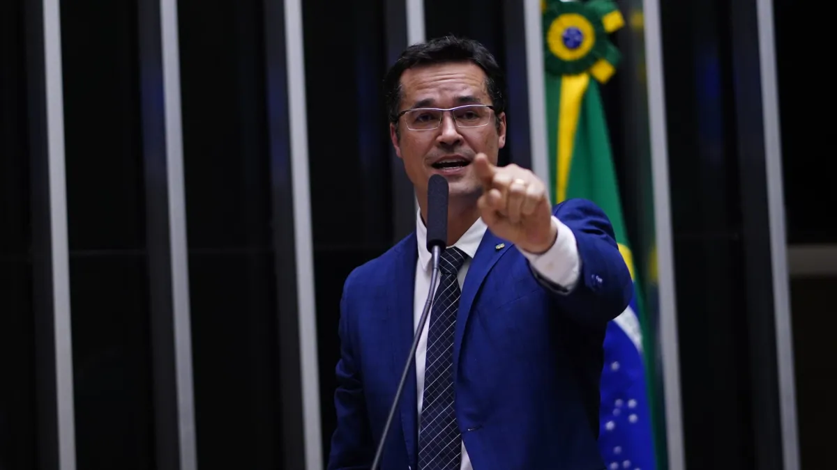 Dallagnol cogita lançar esposa ao Senado se tiver candidatura barrada