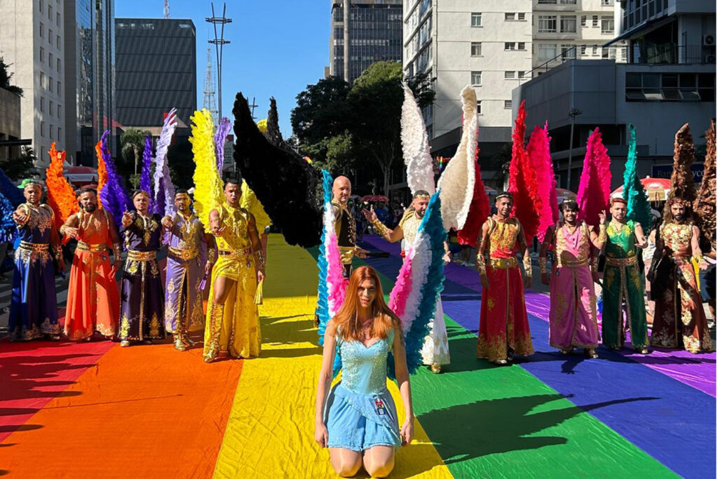 Parada LGBT+ contrasta com Marcha para Jesus e reforça distância da direita