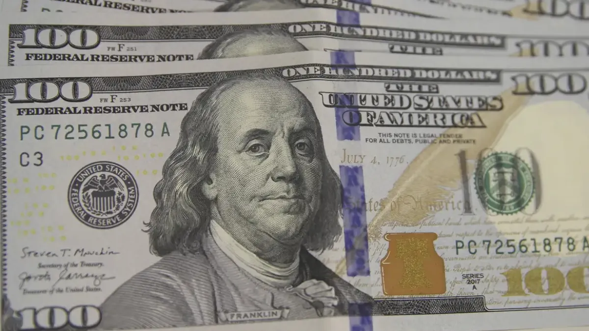 Dólar abre estável com IPCA-15 abaixo do esperado e Fed no radar