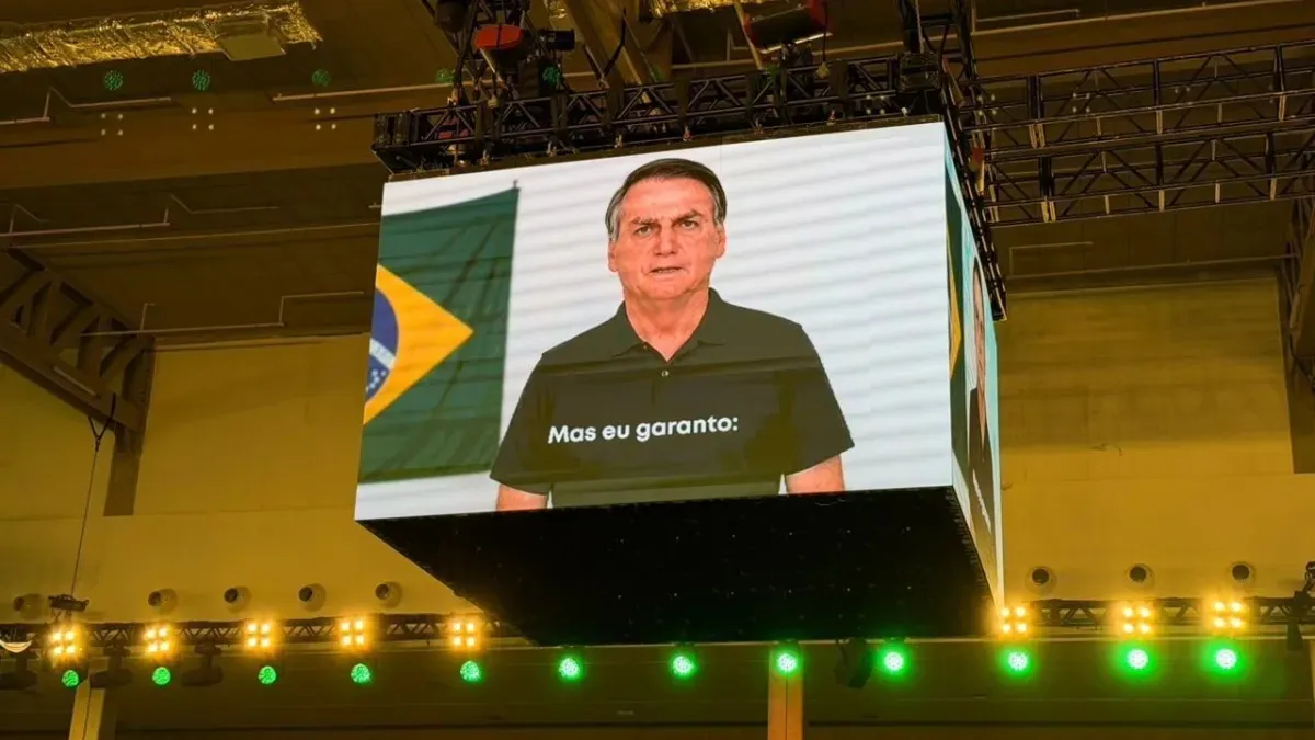 Defesa de Flávio alega que vídeo com IA de Bolsonaro é legal