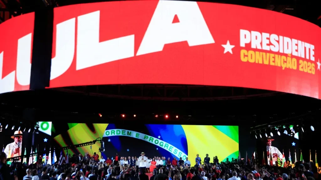 Vermelho, onça e estilo: militância capricha no look em convenção de Lula