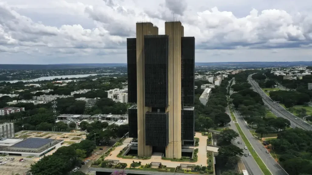 BC corta Selic para 14% e juros atingem menor nível desde 2025