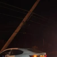 Carro bate em poste no Altiplano Leste e motorista não se feriu