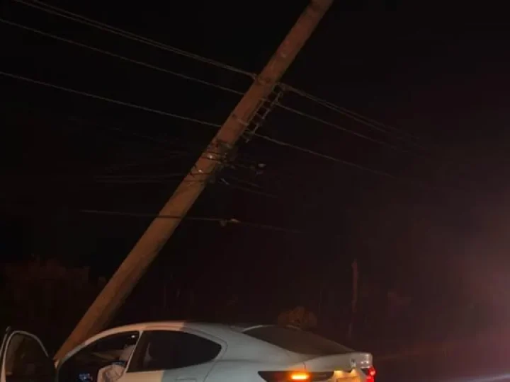Carro bate em poste no Altiplano Leste e motorista não se feriu