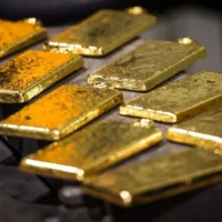 Ouro sobe com foco no Fed, apesar de alta do petróleo