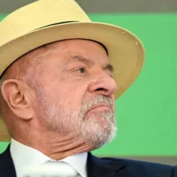 Lula registra 1ª foto de urna com chapéu após cirurgias