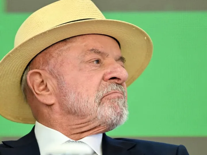 Lula registra 1ª foto de urna com chapéu após cirurgias