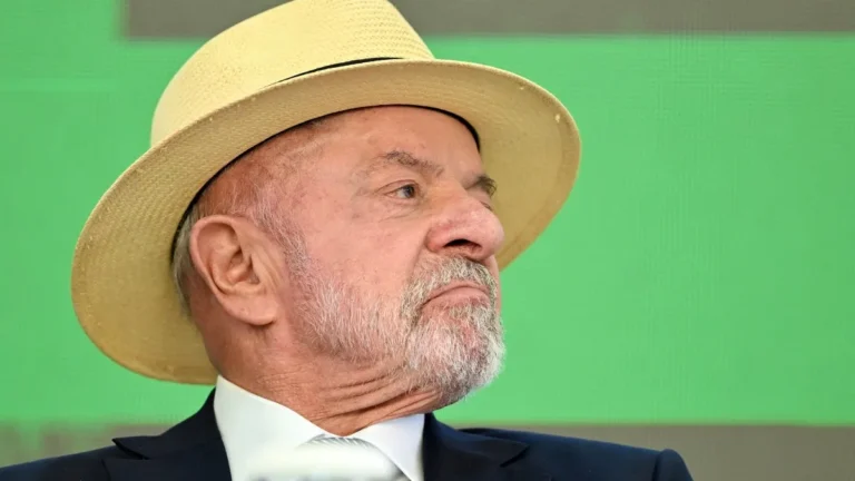 Lula registra 1ª foto de urna com chapéu após cirurgias