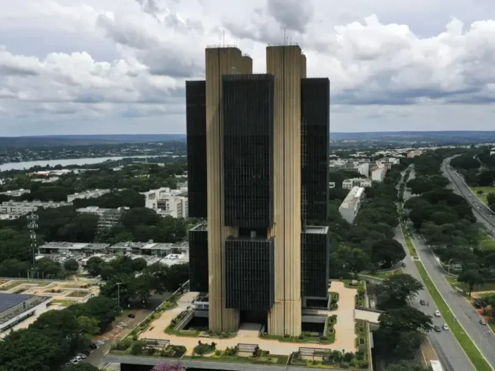 BC multa Banco Genial em R$ 21,6 mi e inabilita CEO