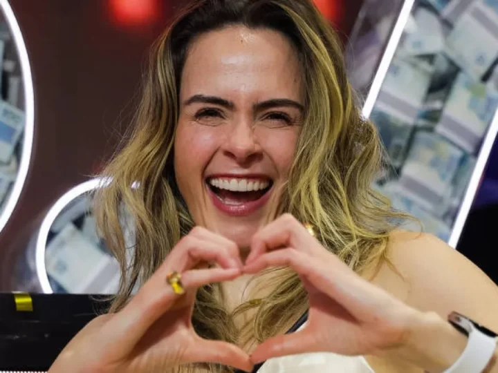 Ana Paula Renault atrai fãs eufóricos em mesa no SP2B