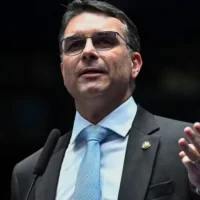 Flávio Bolsonaro cancela motociata em MG por mau tempo