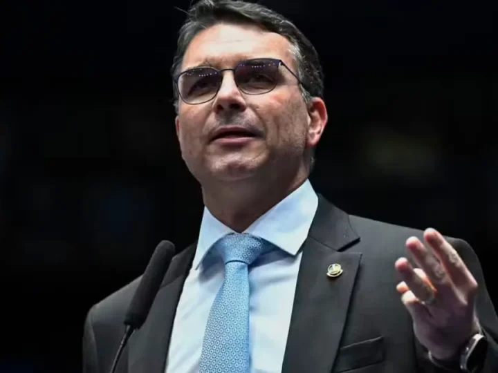Flávio Bolsonaro cancela motociata em MG por mau tempo